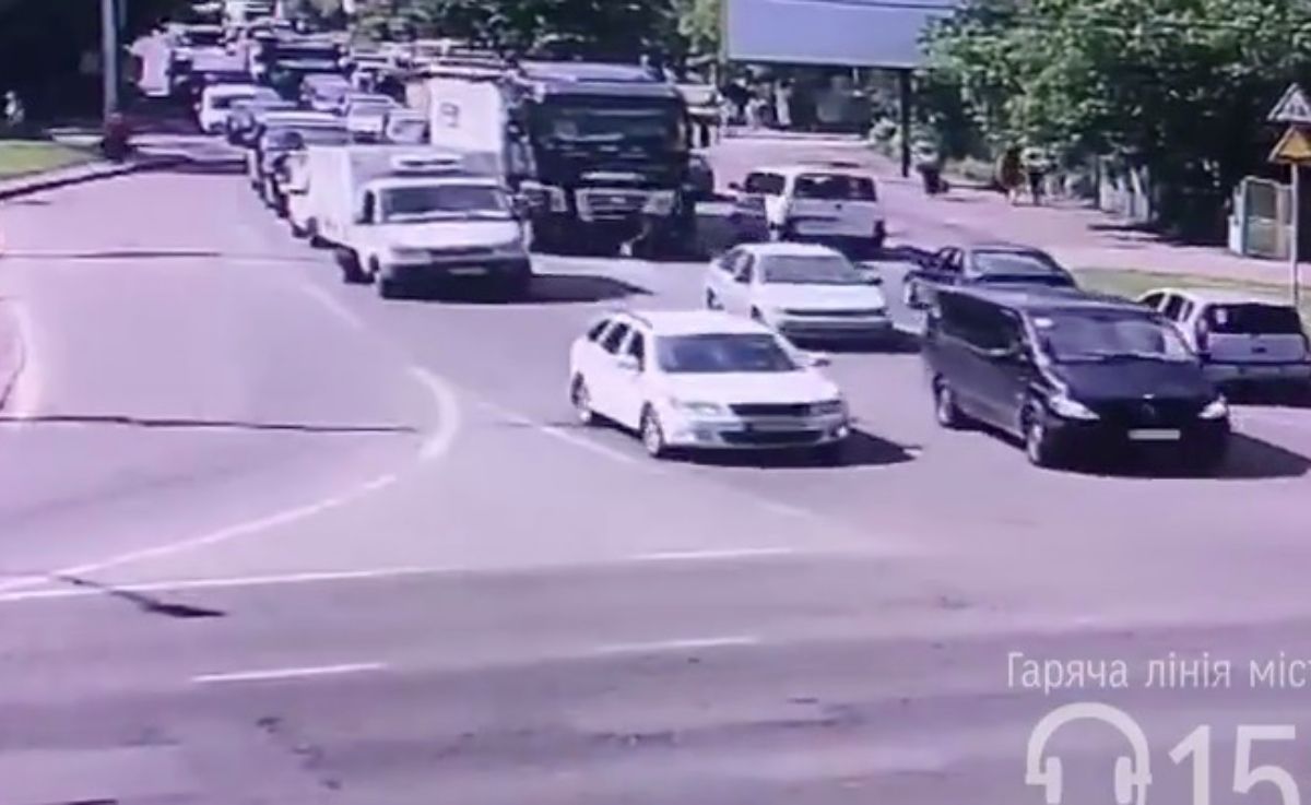 Наїзд фури на велосипедиста у Львові потрапив на камери спостереження