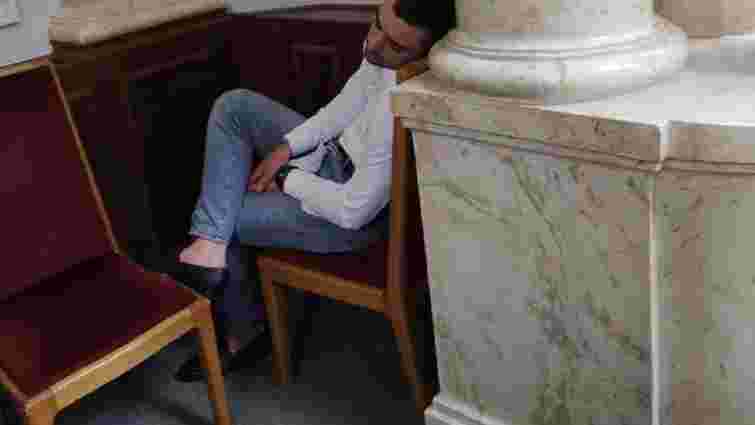 Дрогобицький нардеп Орест Саламаха заснув на засіданні Верховної Ради