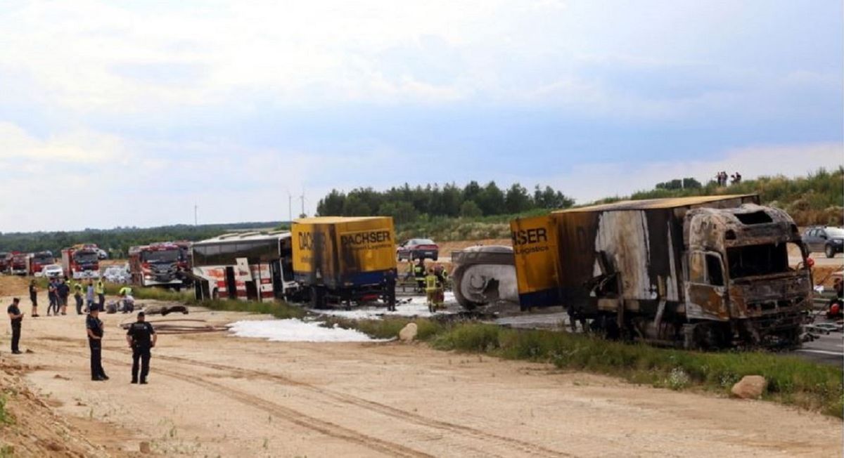 У Польщі автобус з українцями потрапив у ДТП з двома вантажівками