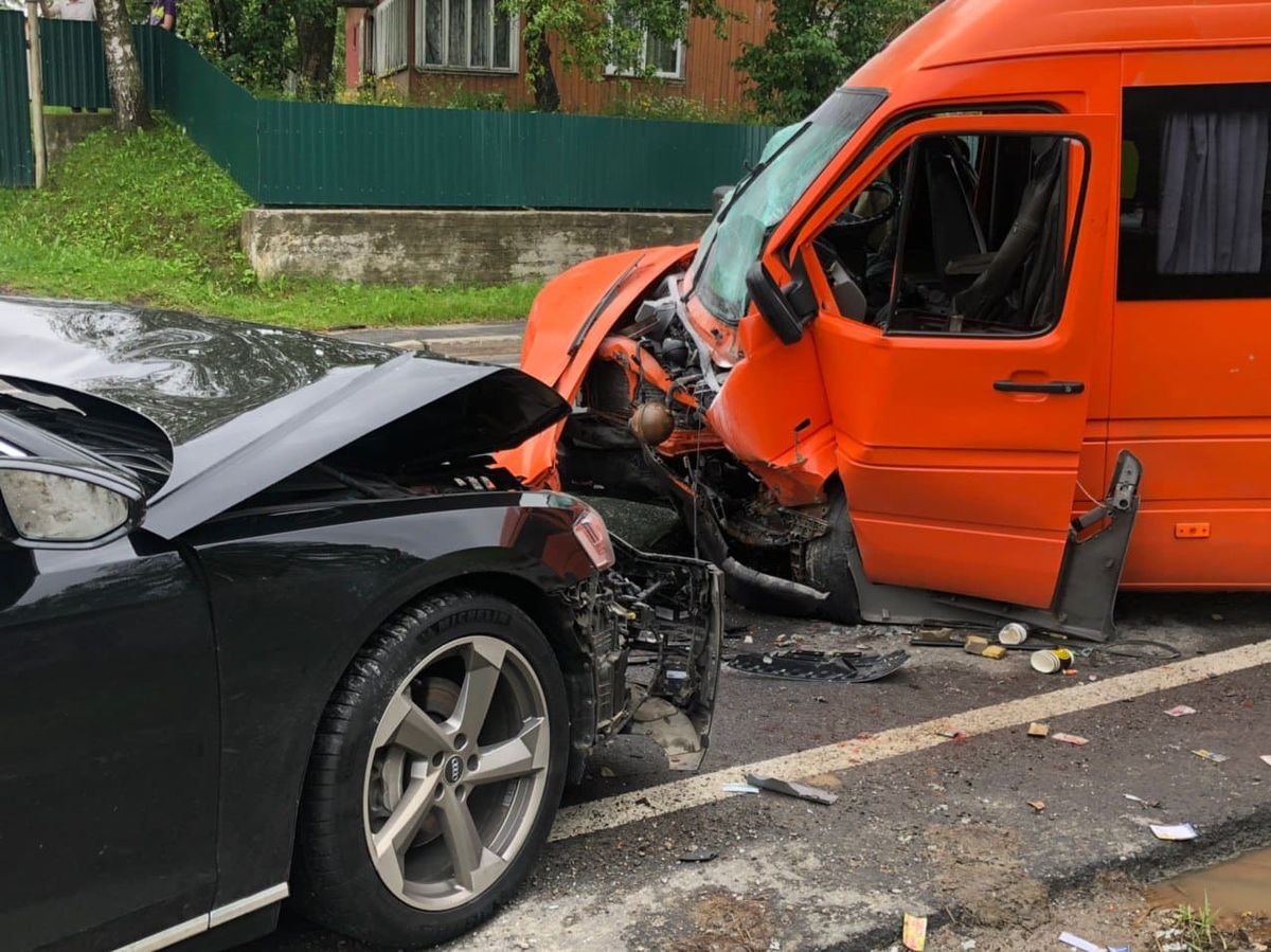 У лобовій ДТП в Сколівському районі постраждало 11 людей