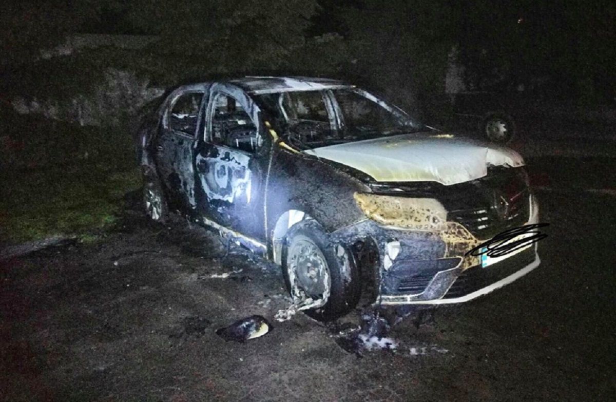 Вночі у Львові згорів автомобіль Renault Logan