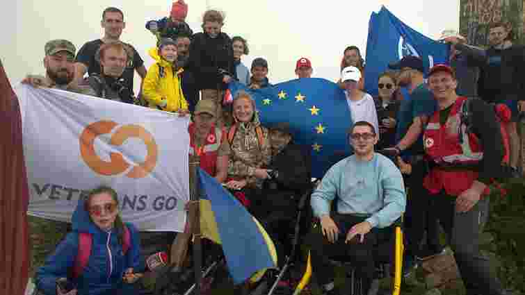 Волонтери допомогли людям з інвалідністю піднятися на Пікуй на спецвізку, виготовленому у Львові