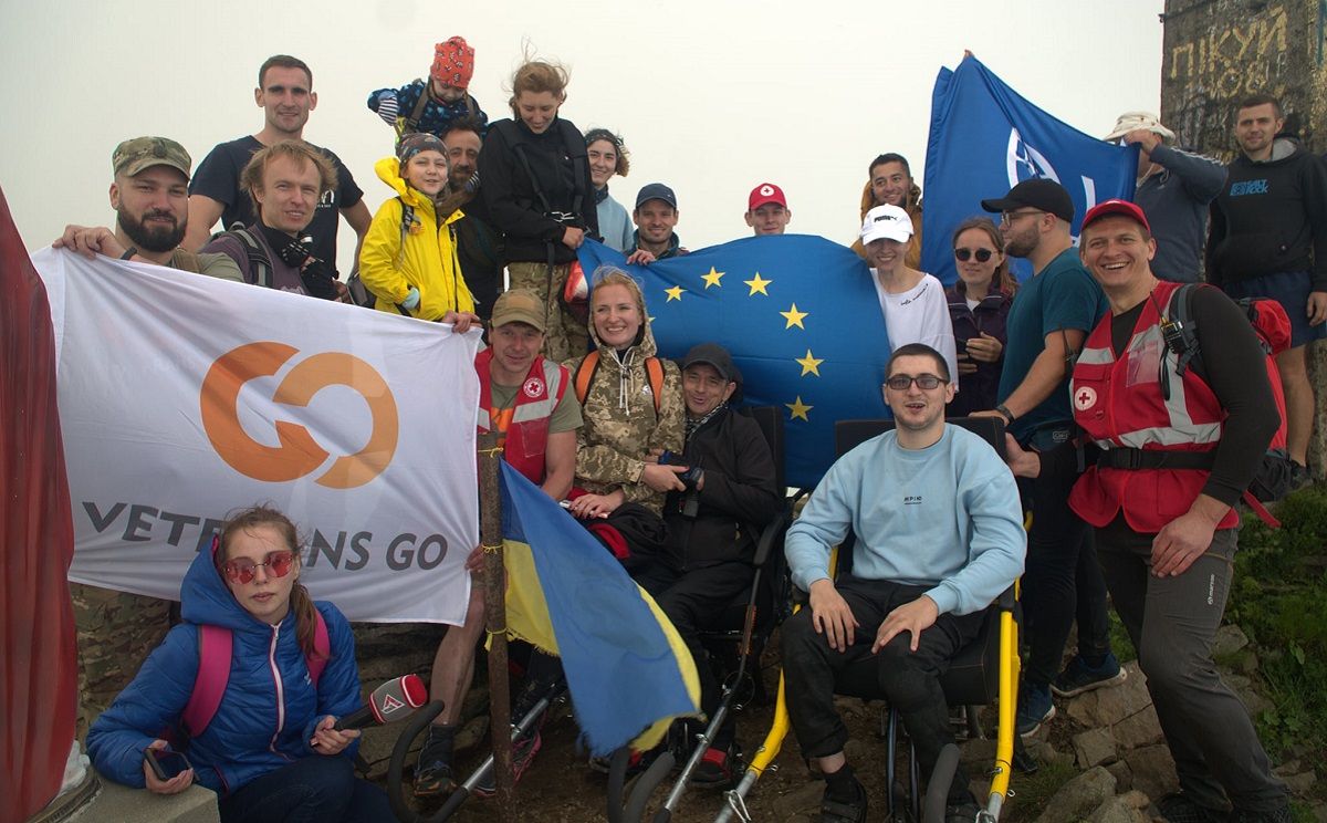 Волонтери допомогли людям з інвалідністю піднятися на Пікуй на спецвізку, виготовленому у Львові