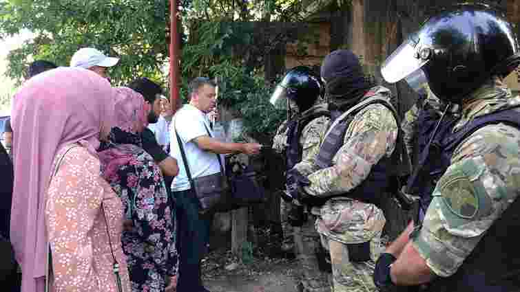 У Криму російські окупанти незаконно затримали сімох кримських татар