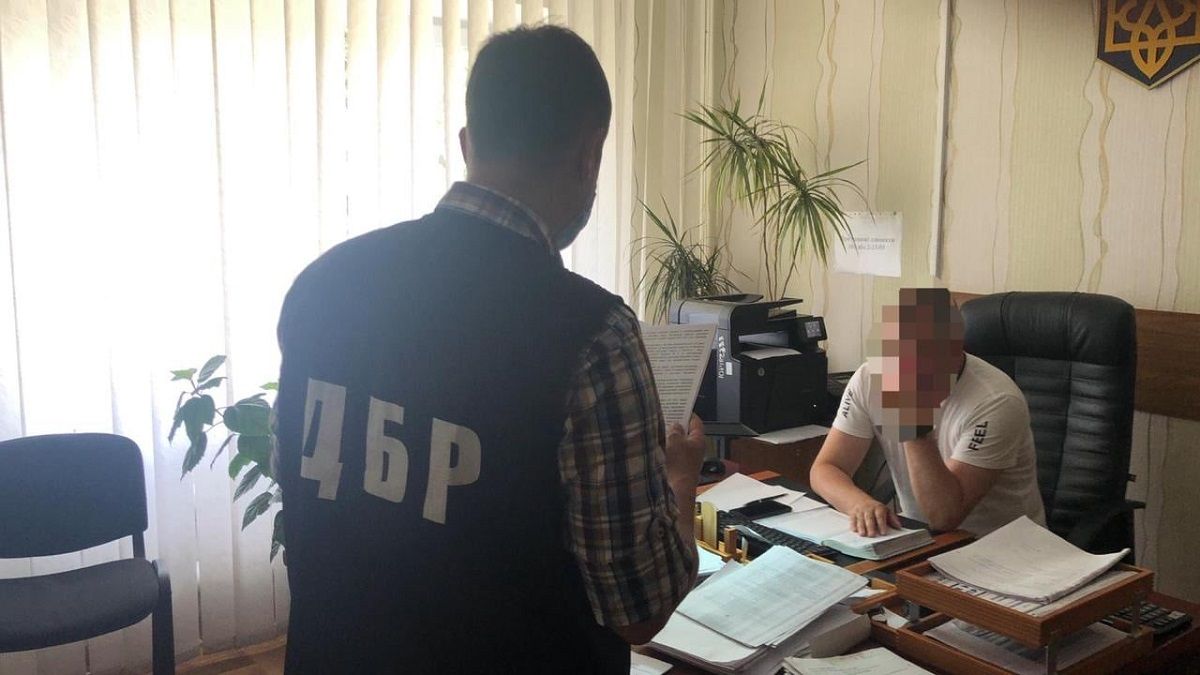 Екс-прикордоннику оголосили підозру в незаконному пропуску Порошенка на Мальдіви