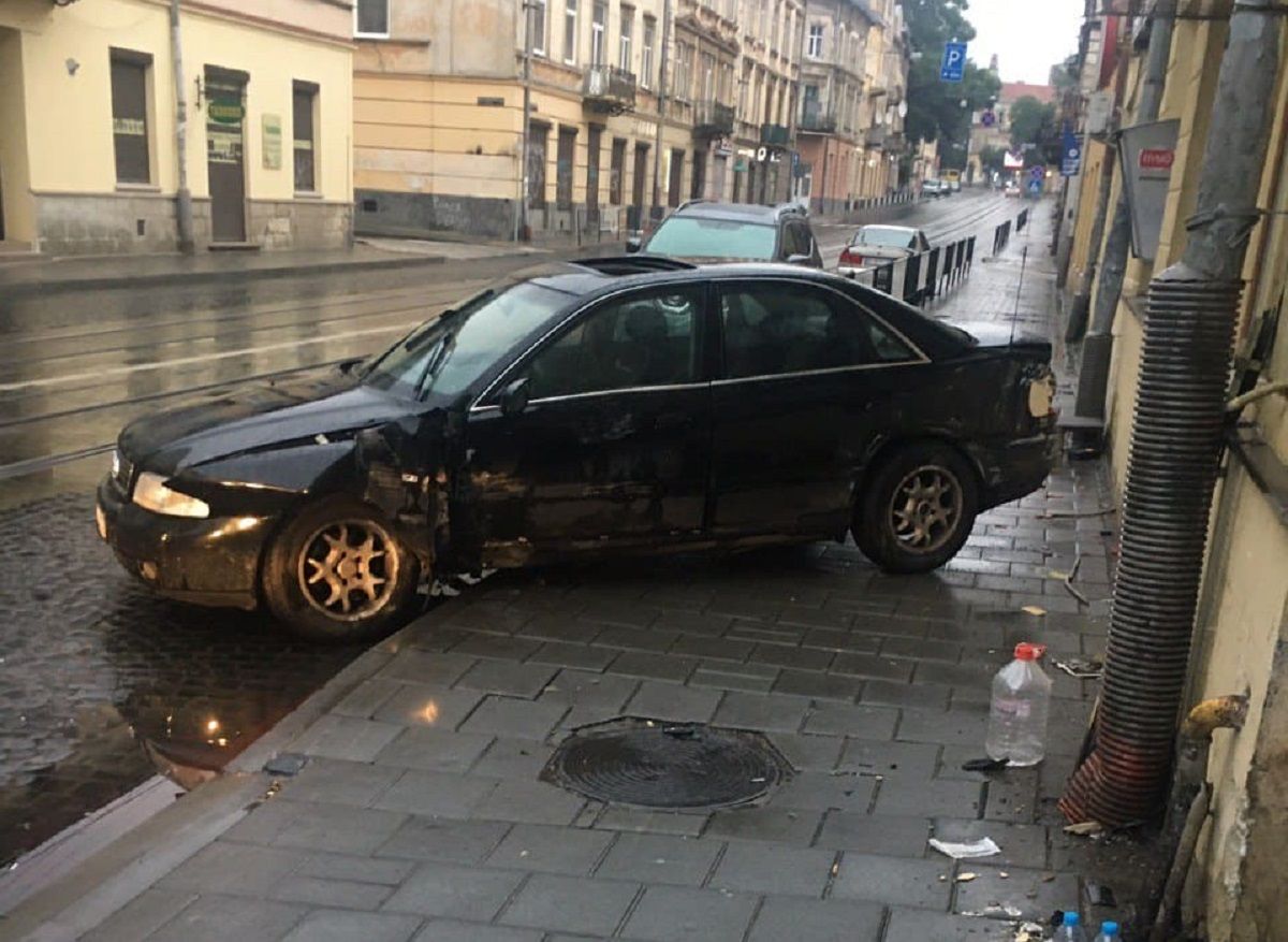 Єгиптяни на Audi врізались у будинок в центрі Львова