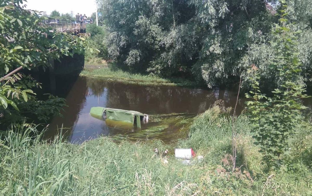 У Червонограді «Нива» збила велосипедиста і впала у річку, водій загинув