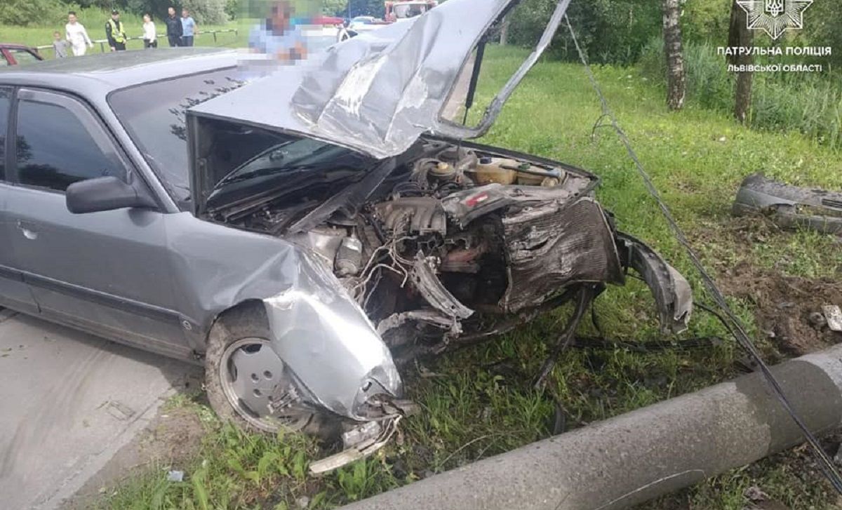 П’яний 56-річний водій Audi  зніс електроопору у Львові