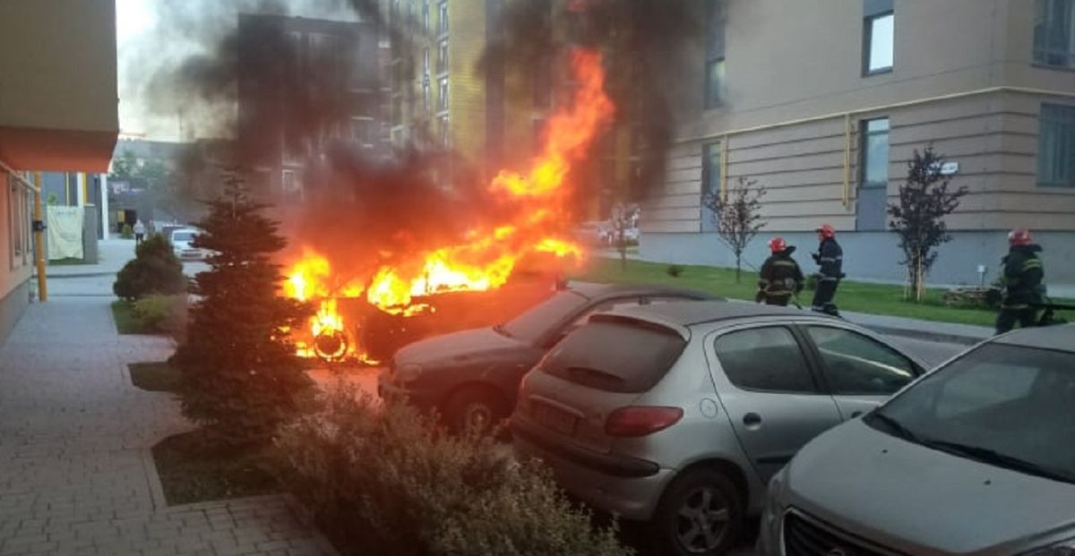 У Львові на вул. Шевченка згорів припаркований у дворі автомобіль