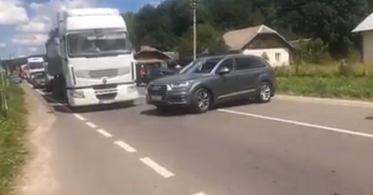 Блокувальники траси на Львівщині не пропустили автомобіль голови ЛОДА