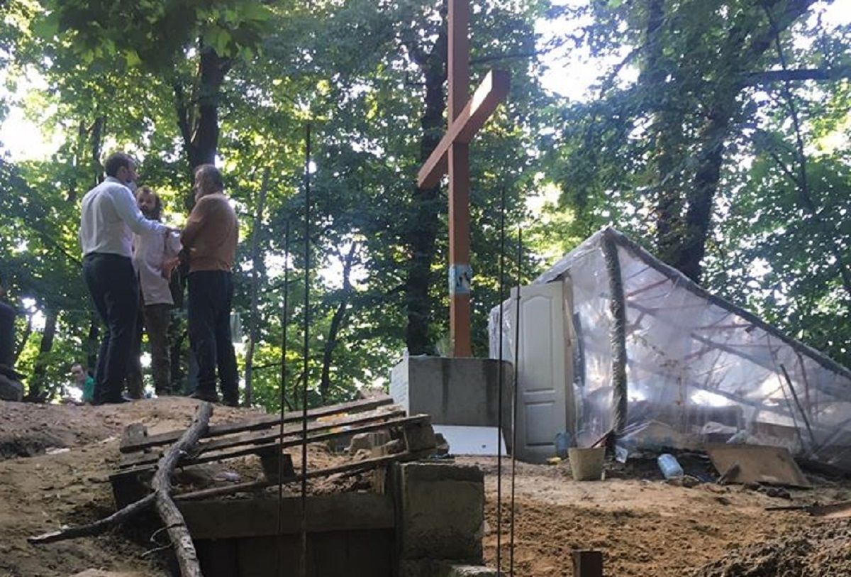 Єпископ-самозванець намагався незаконно збудувати церкву біля Високого замку