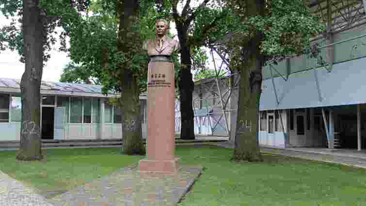 На Полтавщині влада відновила декомунізований пам'ятник радянському діячеві