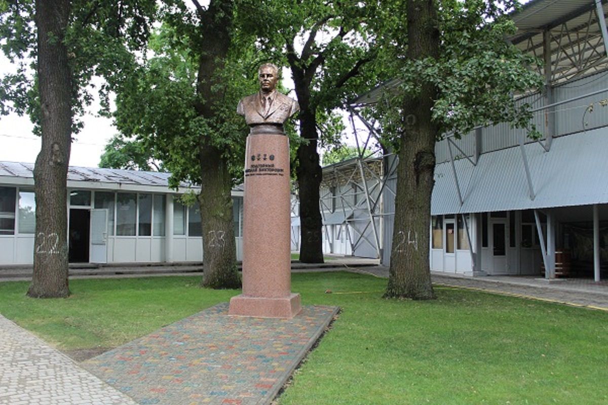 На Полтавщині влада відновила декомунізований пам'ятник радянському діячеві