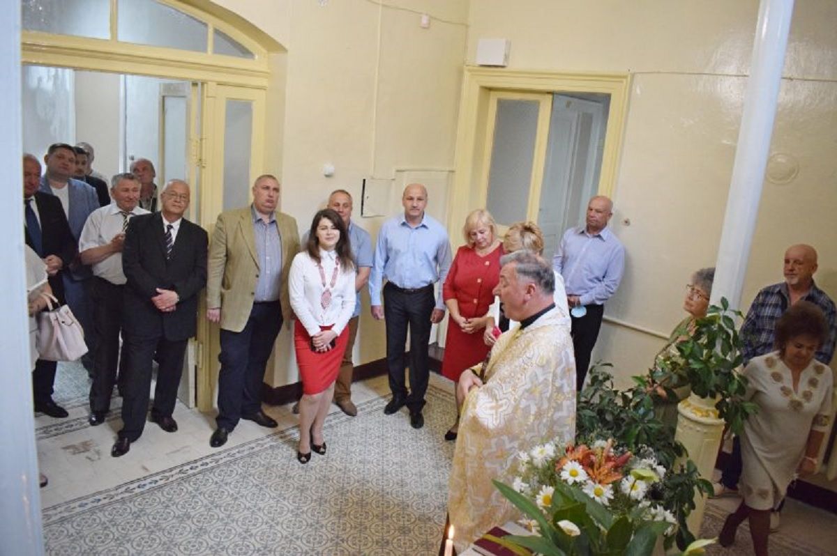 Мера Самбора оштрафували за масове освячення нового відділу освіти