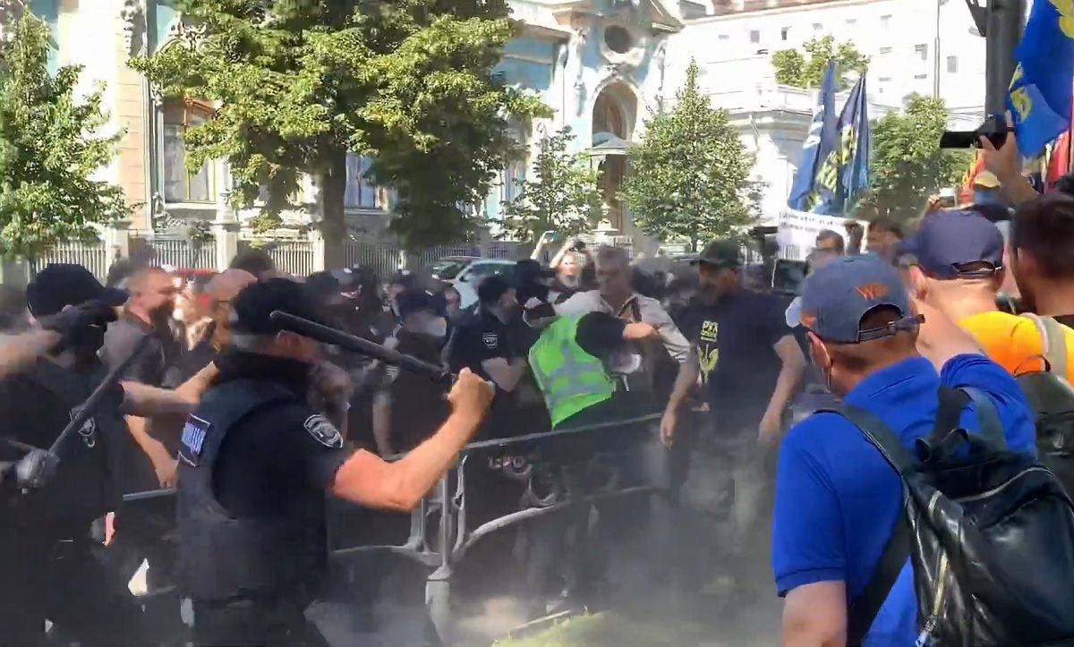 Під ВР стались сутички між поліцією і противниками мовного законопроекту Бужанського