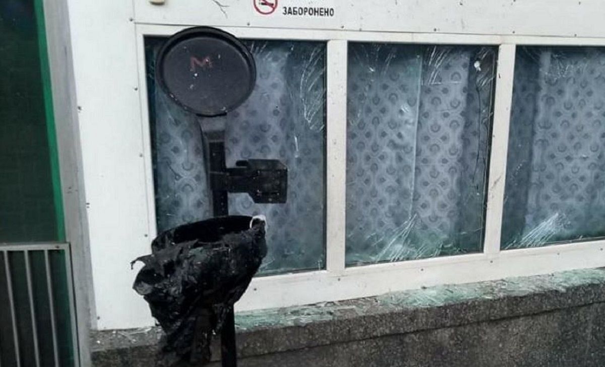 Поліція розслідує вибух невідомого предмета біля станції метро у Києві