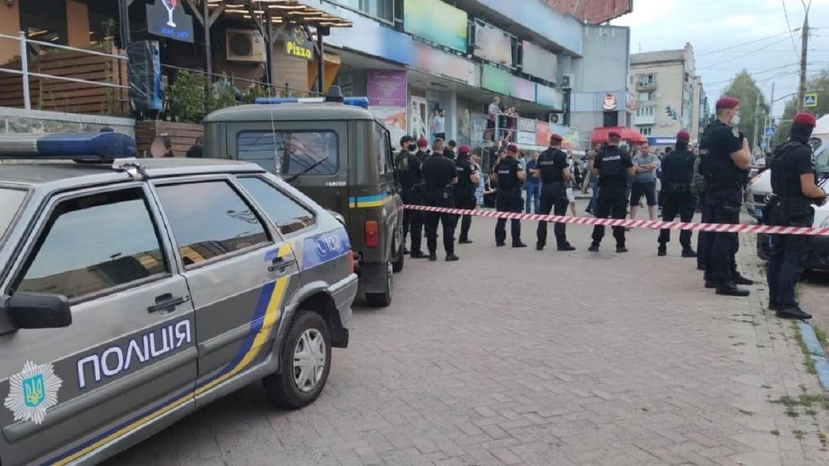 У Чернівцях посеред вулиці під час бійки застрелили чоловіка