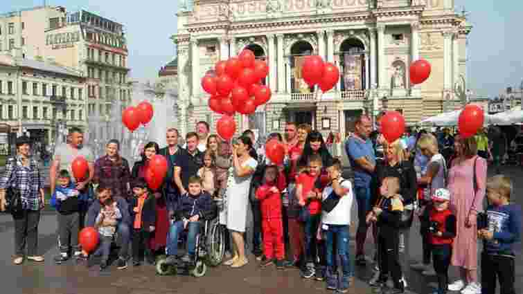 Батьки дітей з міопатією Дюшена закликають підписати петицію про реєстрацію ліків в Україні