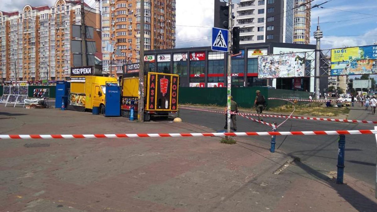 Два саморобні вибухові пристрої знешкодили на одному з ринків Києва