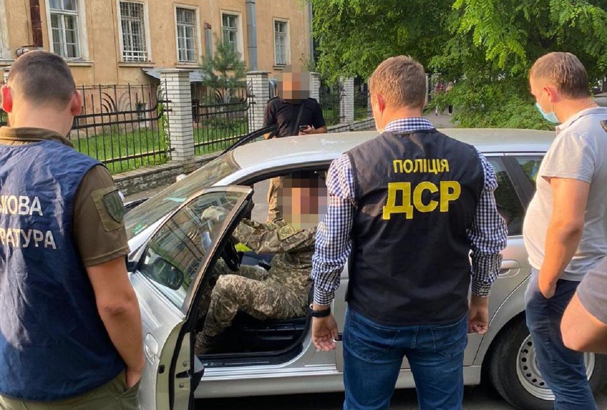 Викладача львівської Академії сухопутних військ затримали на хабарі 1200 доларів