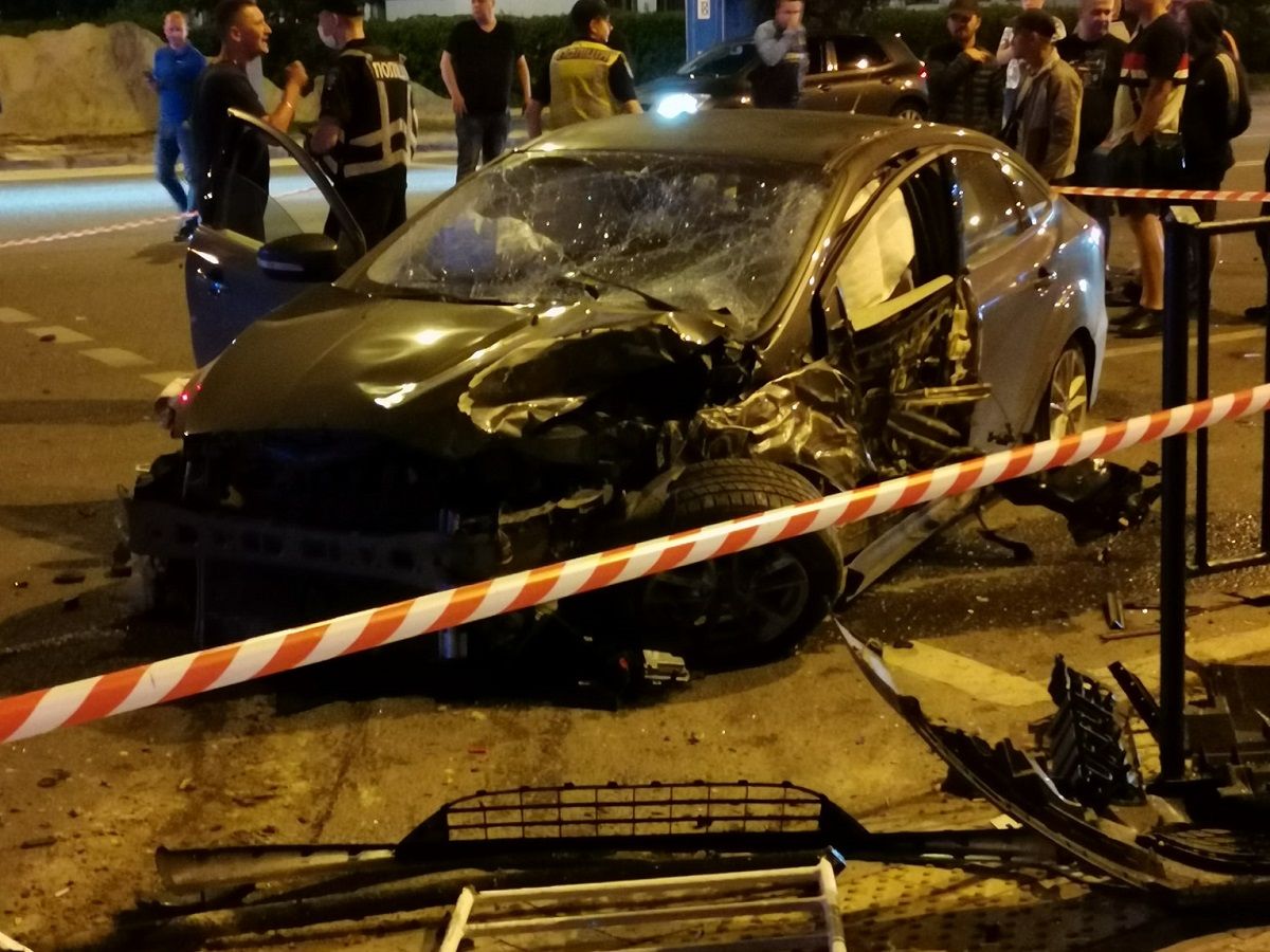 На перехресті у Львові на великій швидкості зіткнулись два легковики