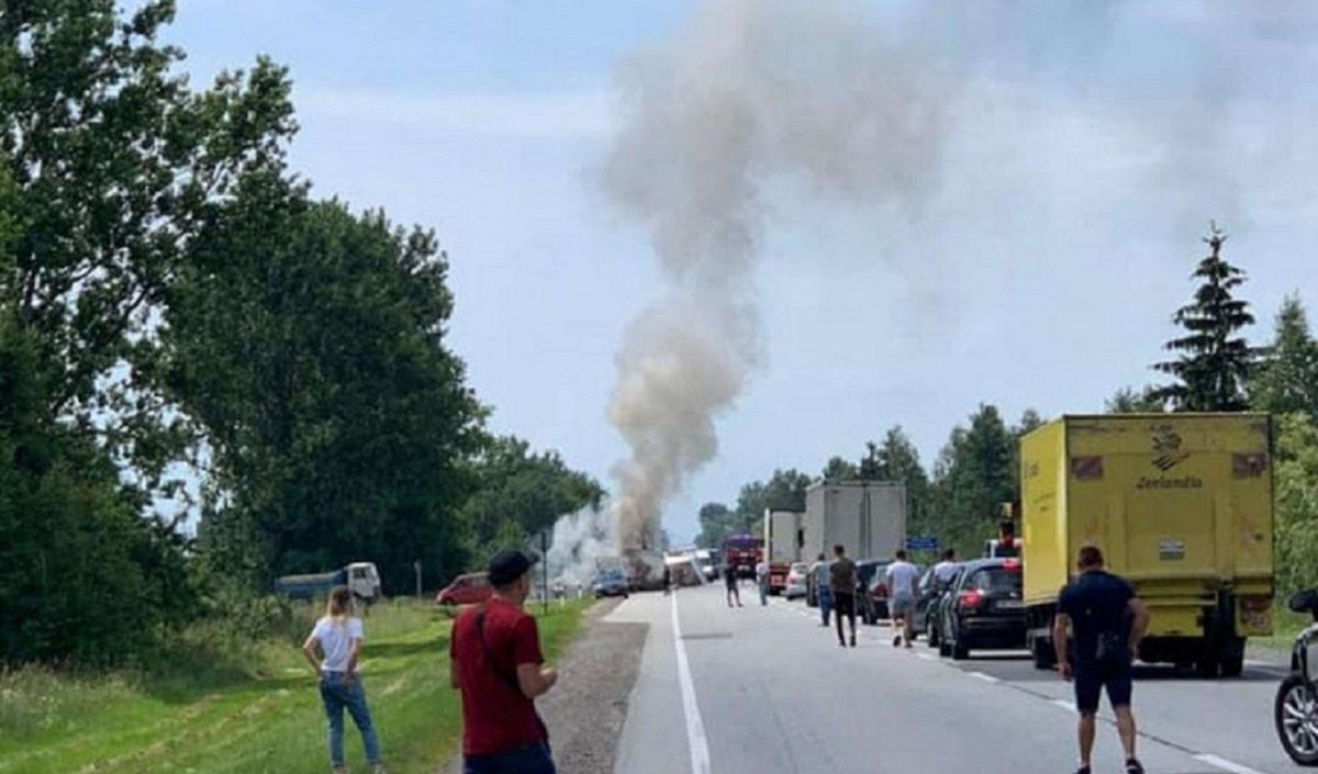 Після зіткнення з мікроавтобусом біля Стрия загорілася вантажівка