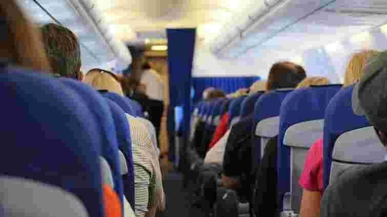 Всіх пасажирів літаків в Євросоюзі зобов’язали носити маски