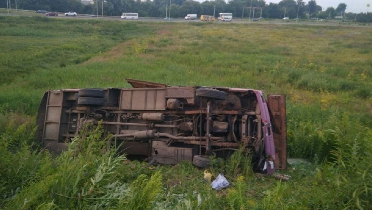 Біля Львова після зіткнення з відбійником автобус перевернувся та з’їхав в кювет