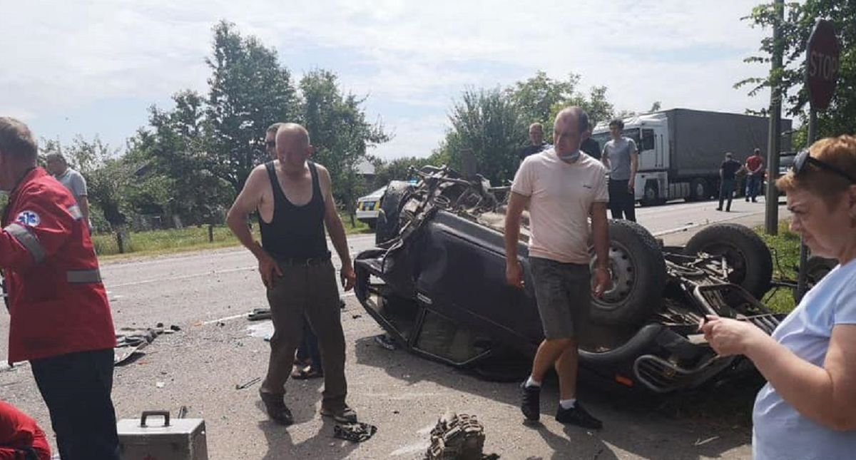 Унаслідок потрійної ДТП біля Бродів Lexus розірвало на шматки