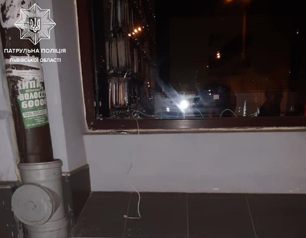 У Львові патрульні випадково стали очевидцями крадіжки з магазину