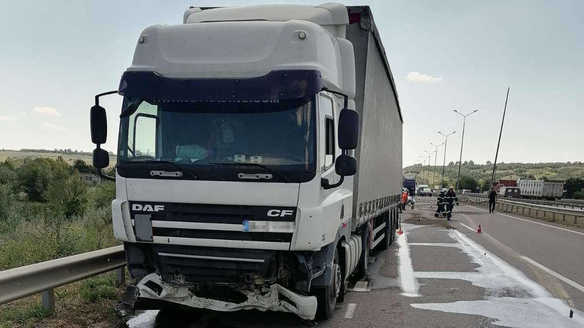 У Миколаївській області вантажівка збила на смерть двох чоловіків