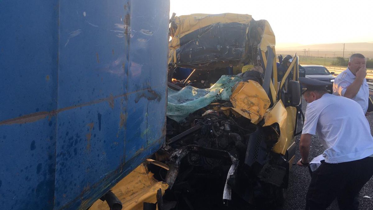 Дев’ятеро людей загинули в аварії мікроавтобуса в Криму