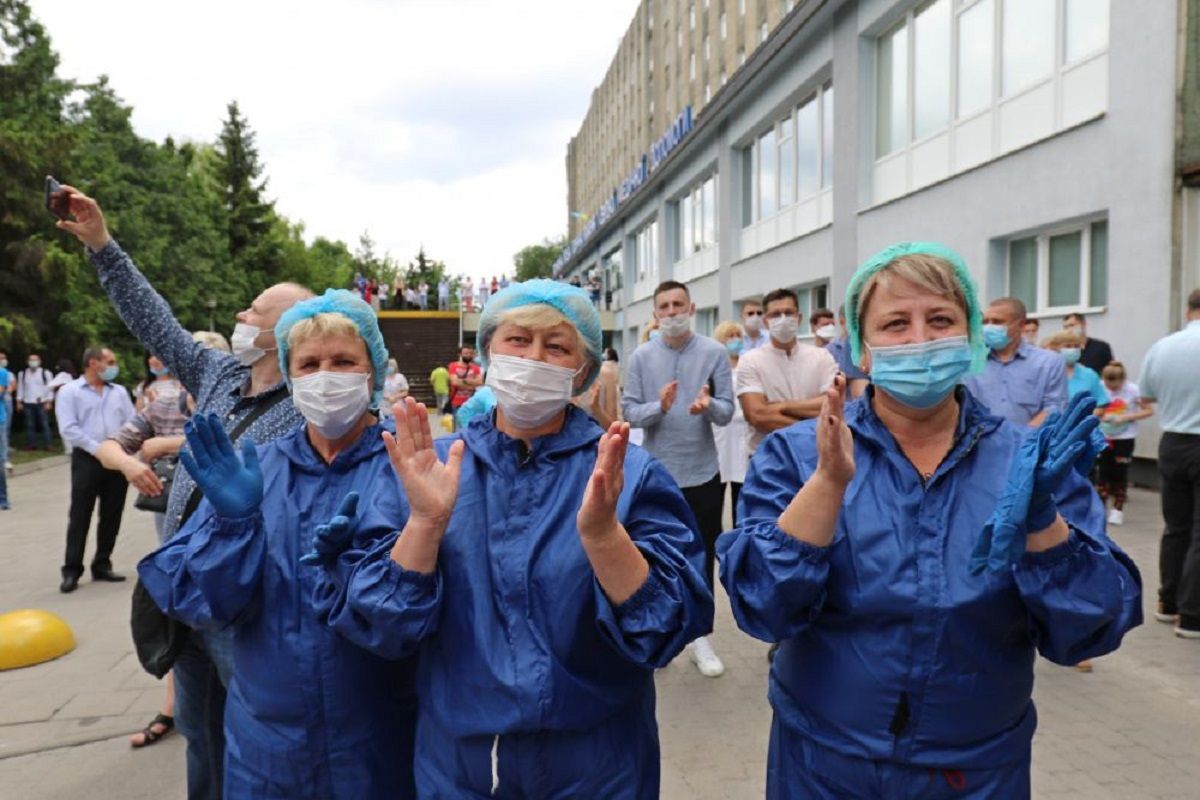 900 медпрацівників Львова отримали допомогу від мерії