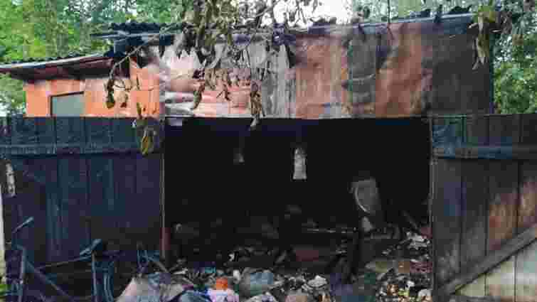 У Бродах унаслідок пожежі в самовільно збудованому гаражі згорів мікроавтобус