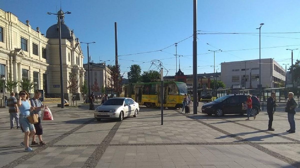 Порушників паркування на площі Двірцевій штрафуватимуть посилені патрулі поліції