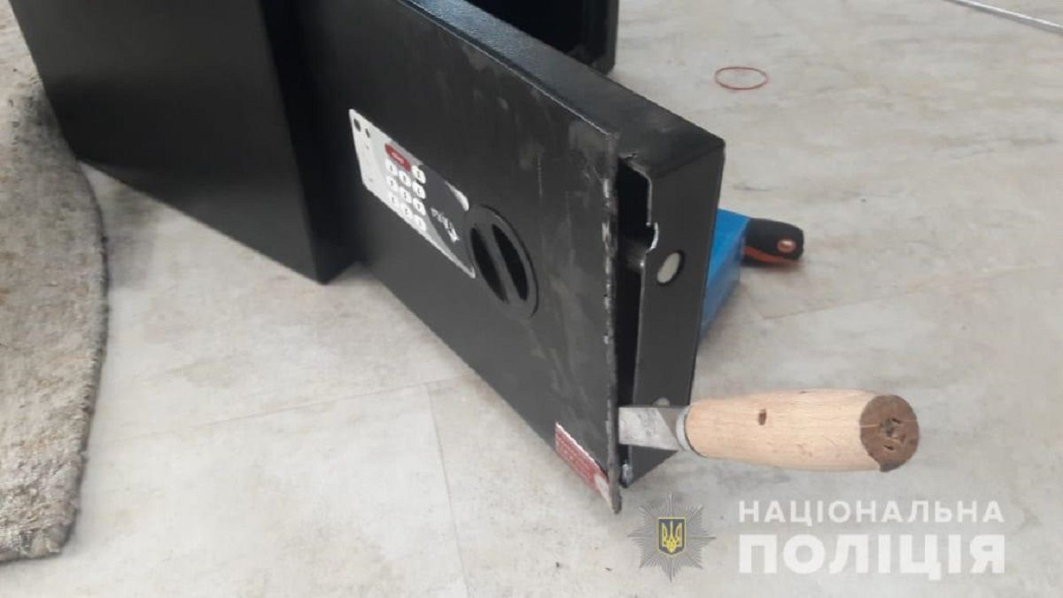 На Харківщині озброєний нападник виніс з приватного будинку вісім мільйонів гривень