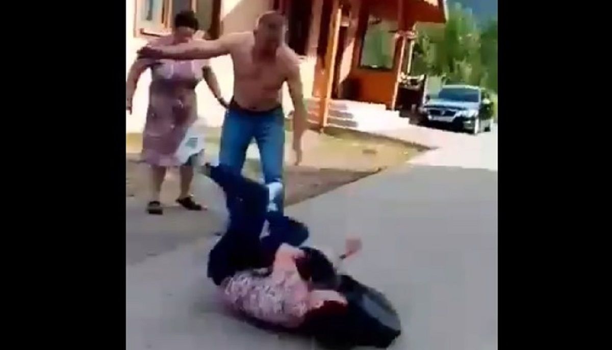 Депутат Сколівської райради від  «Батьківщини» вдарив в обличчя жінку