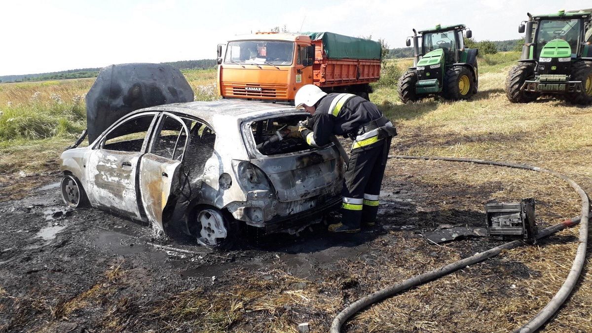 На Жовківщині у полі згорів автомобіль