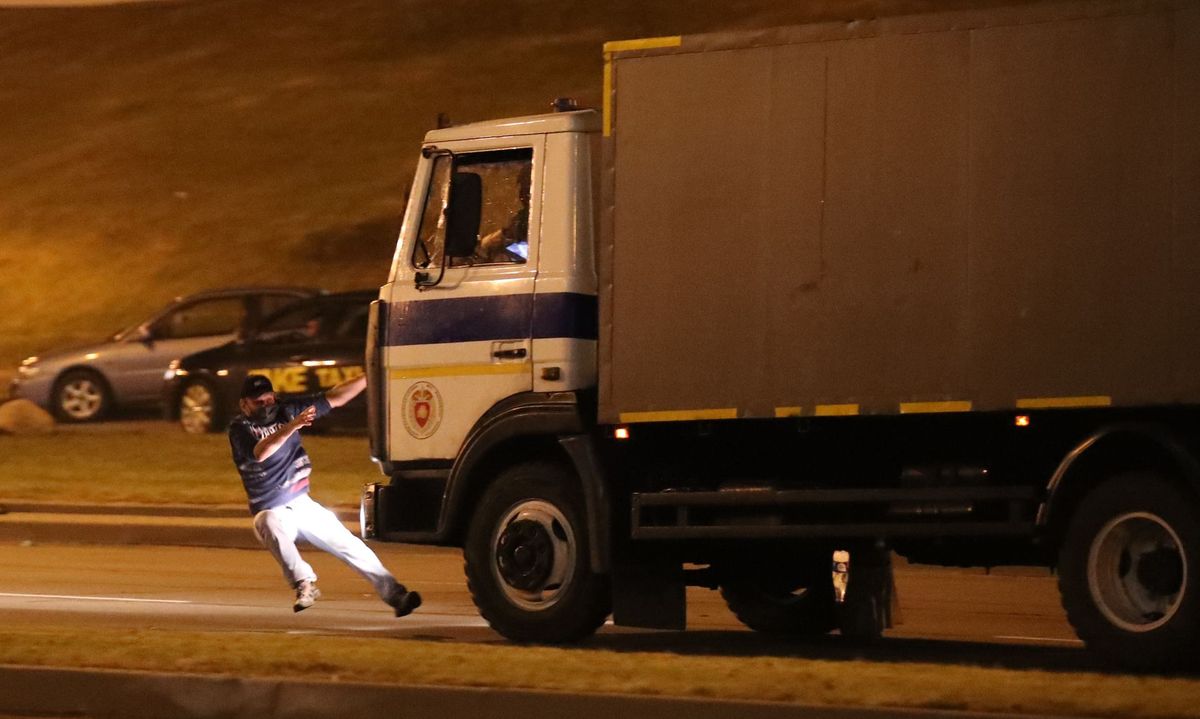 Одного з учасників протестів у Мінську на смерть збив автозак