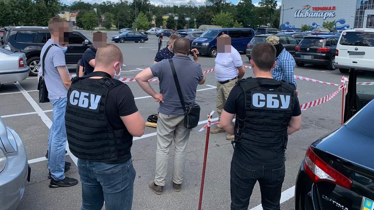 Офіцера СБУ і військового пенсіонера викрили на передачі таємної інформації в цукерках