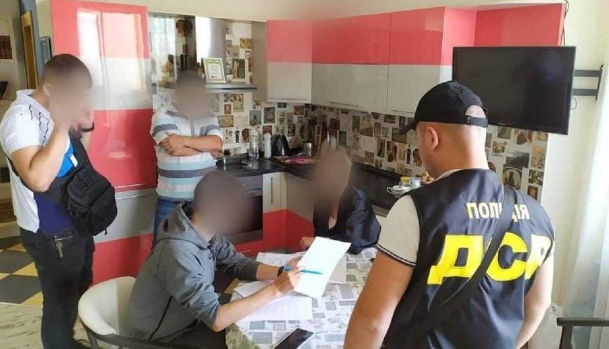 Департамент охорони здоров’я Закарпаття купив медикам будівельні костюми замість захисних