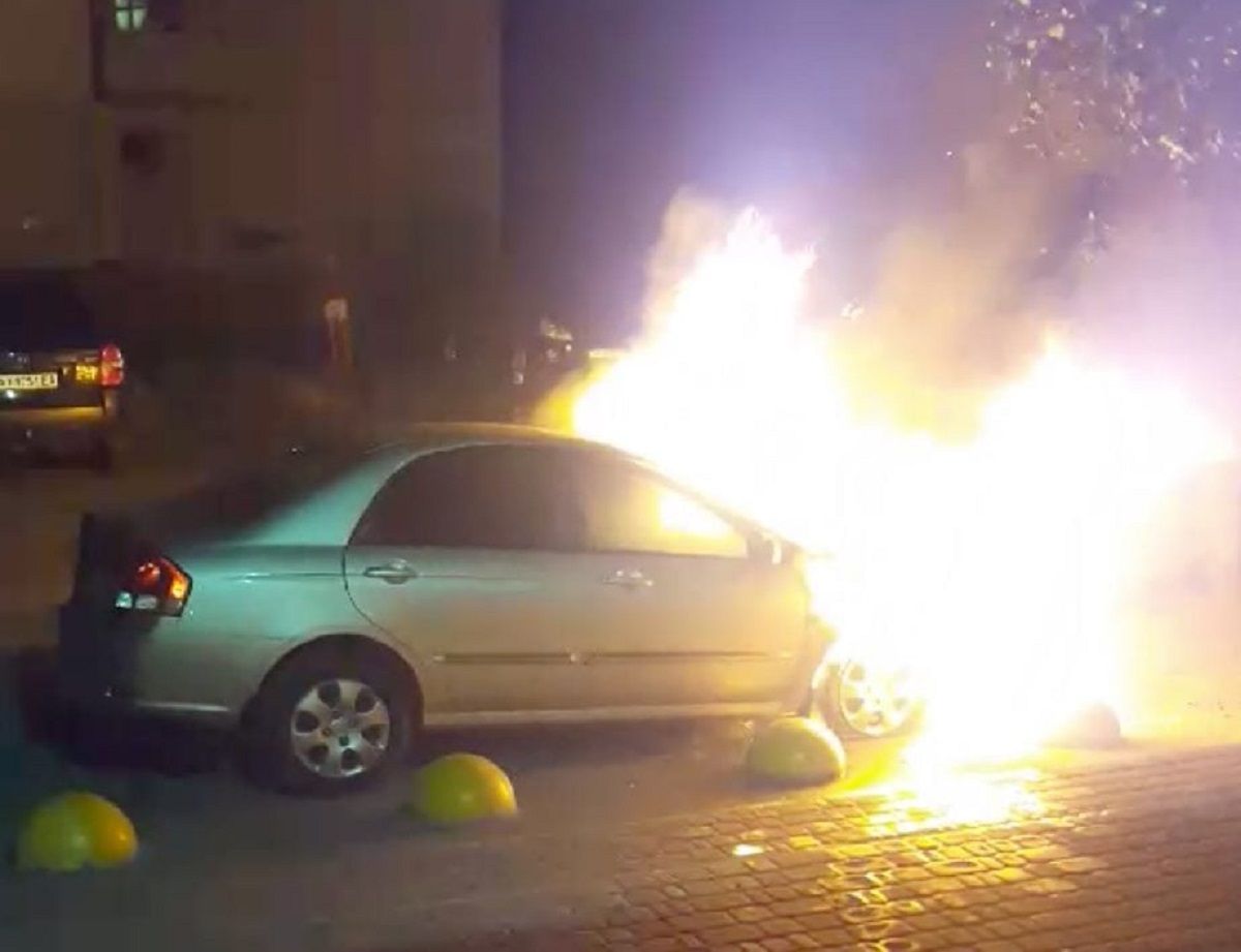 В мережі з'явилося відео моменту підпалу автомобіля журналістів «Схем»