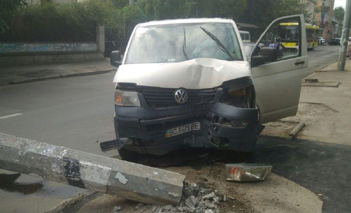 Volkswagen Transporter повалив бетонну опору тролейбусної мережі на вул. Антоновича