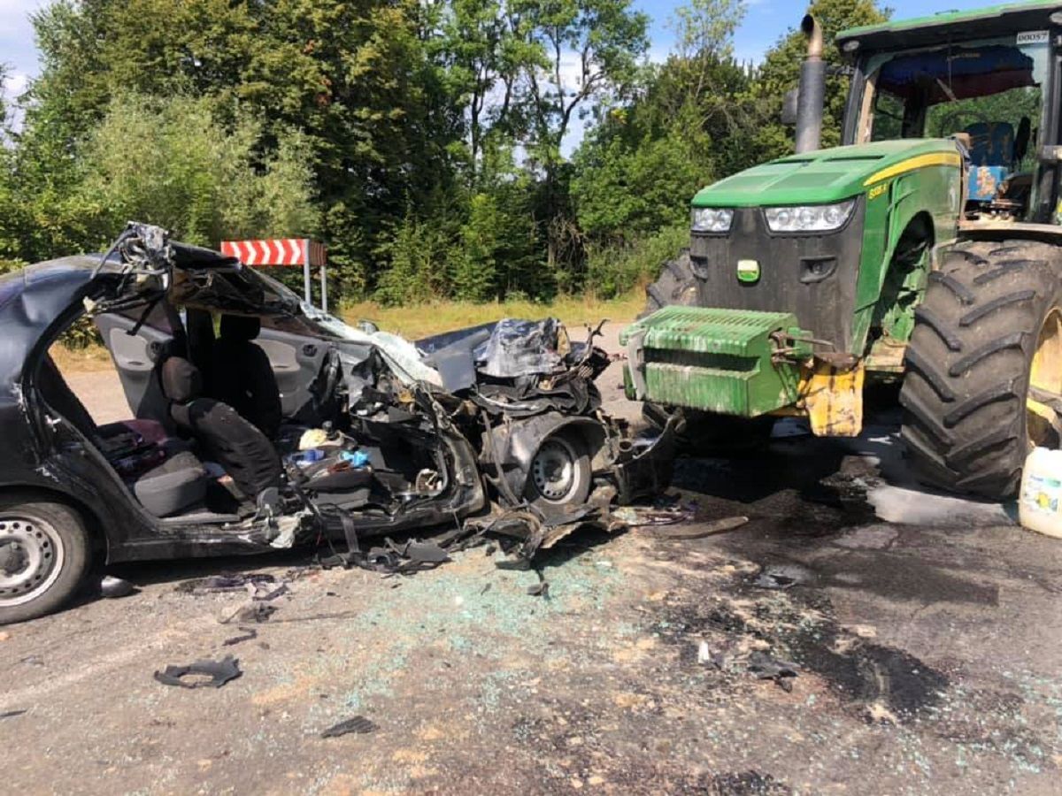 Біля Калуша внаслідок ДТП за участі трактора загинули троє людей