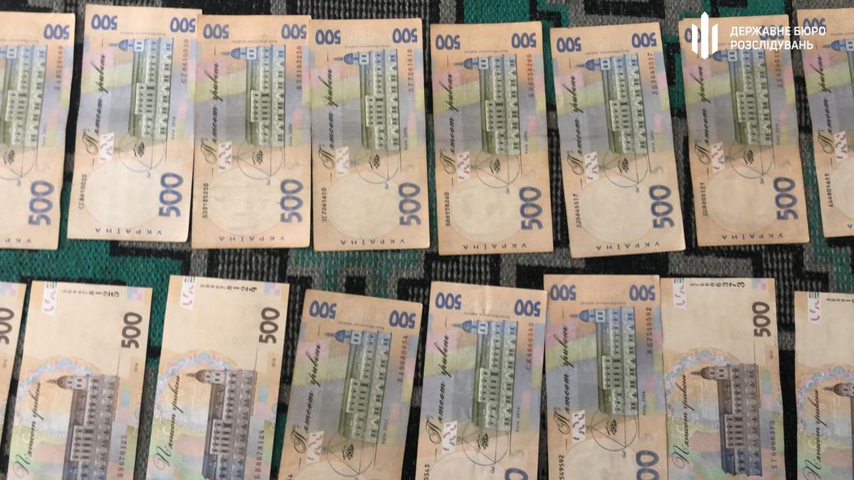 Посадовці ЗСУ і працівник уряду вимагали хабар за продаж масок для військових