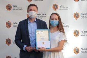 Максим Козицький вручив грошові премії 53 випускникам за найвищі бали із ЗНО