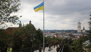 Над Меморіалом Героїв Небесної сотні у Львові урочисто підняли прапор