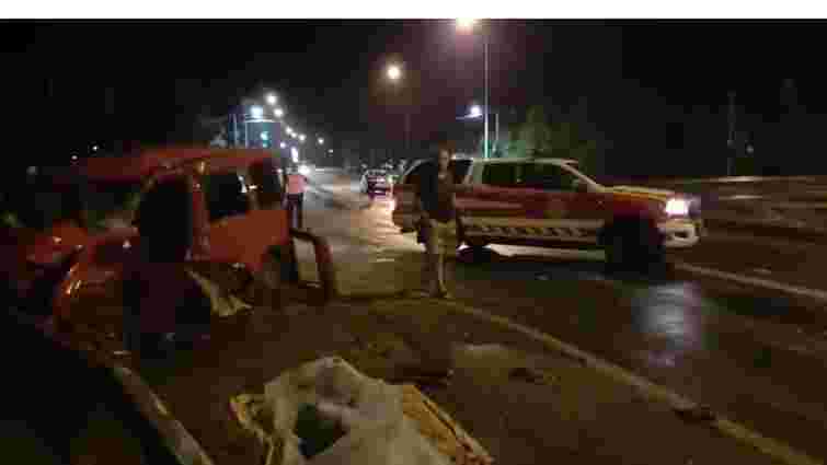 Внаслідок зіткнення з фурою у Бродах загинув водій Fiat Doblo