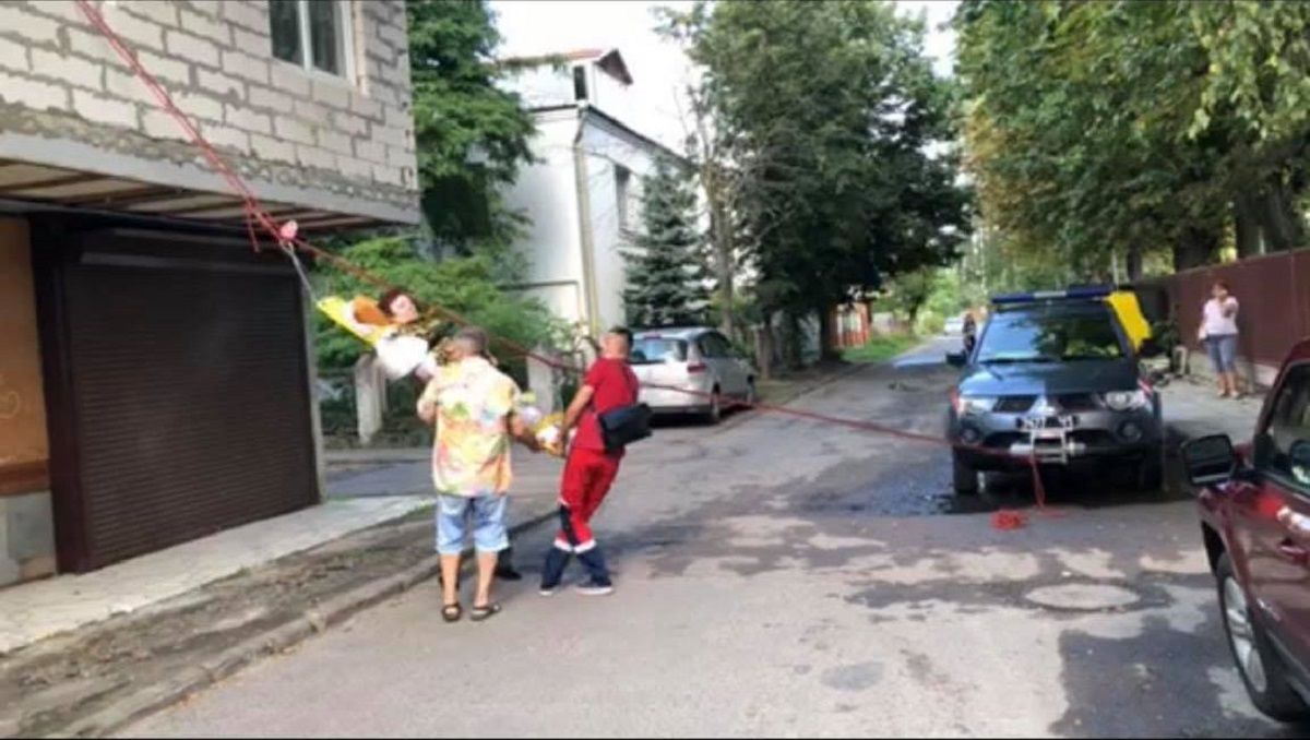 Львівські рятувальники за допомогою альпіністського спорядження транспортували жінку з інсультом