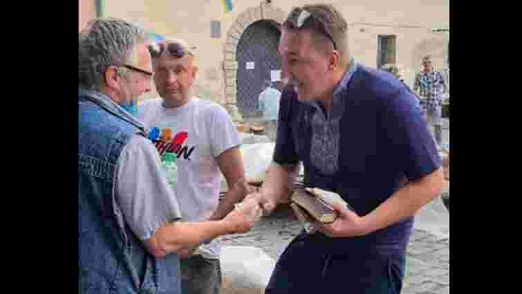 У центрі Львова невідомий роздавав перехожим гроші від імені Ісуса